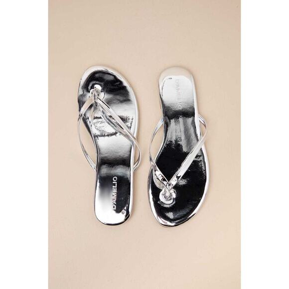 D'Amelio Footwear BeachBae Silver Mirror Patent Flat Thong Sandals - Picture 4 of 5